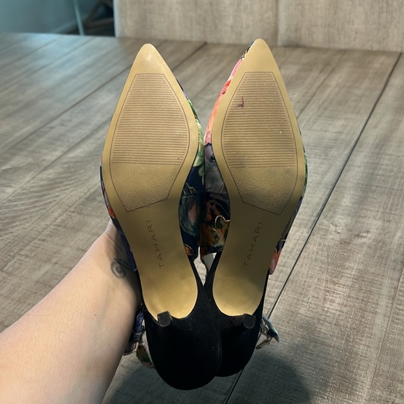 Tahari Saint Floral Slingback Heels NWOB/T Size 9 Beautiful shoes!! - Picture 6 of 9